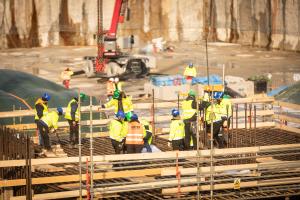Szerelőbeton kivitelezése és vasszerelési munkálatok az 5. blokki munkagödörben 2026. január 19-én. Fotó: Paks II. Zrt.