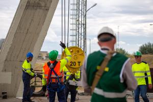 Az olvadékcsapda kidaruzása a Paksi Atomerőmű nehézkikötőjében 2024. augusztus 5-én. Fotó: Paks II. Zrt.