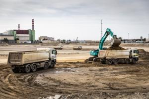 Talajkiemelés a hatos blokk területén, háttérben a résfalazási munkát végző réselőgép - 2023. 10. 09. Fotó: Paks II. Zrt.