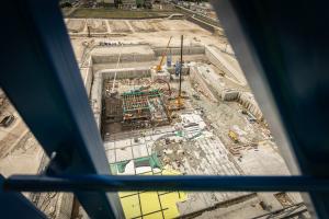 Work processes are taking place in parallel in the bayed excavation pit of Unit 5. Photo: Paks II. Ltd / Kövi Gergely Péter